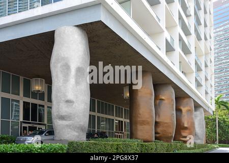 Icon Brickell Ferienwohnungen mit hundert atemberaubenden Säulen, die nach den MAOI-Strukturen der Osterinsel modelliert wurden. Miami, Florida Stockfoto