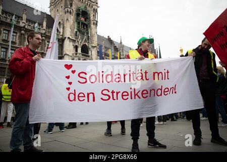 Am 21. März 2023 versammelten sich 6000 Mitarbeiter des öffentlichen Sektors in München, Deutschland, um gegen eine riesige Kundgebung der Gewerkschaft ver.di zu protestieren, bei der 10,5% und mindestens 500 Euro höhere Löhne gefordert wurden. (Foto: Alexander Pohl/Sipa USA) Stockfoto