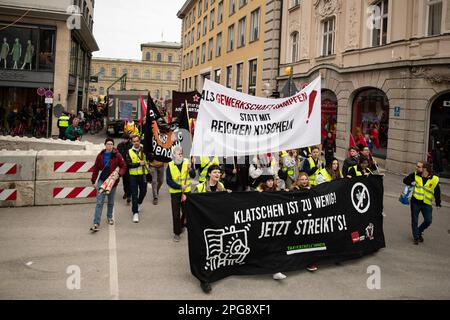 Am 21. März 2023 versammelten sich 6000 Mitarbeiter des öffentlichen Sektors in München, Deutschland, um gegen eine riesige Kundgebung der Gewerkschaft ver.di zu protestieren, bei der 10,5% und mindestens 500 Euro höhere Löhne gefordert wurden. (Foto: Alexander Pohl/Sipa USA) Stockfoto