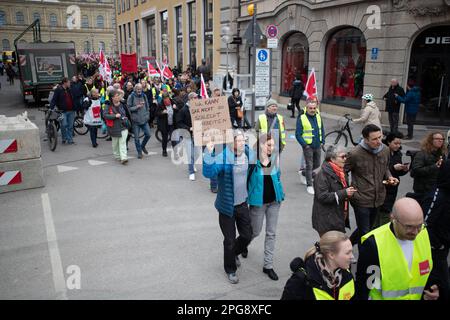 Am 21. März 2023 versammelten sich 6000 Mitarbeiter des öffentlichen Sektors in München, Deutschland, um gegen eine riesige Kundgebung der Gewerkschaft ver.di zu protestieren, bei der 10,5% und mindestens 500 Euro höhere Löhne gefordert wurden. (Foto: Alexander Pohl/Sipa USA) Stockfoto