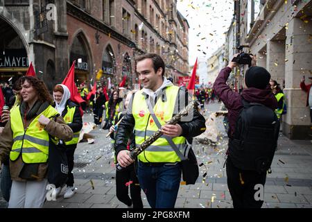 Am 21. März 2023 versammelten sich 6000 Mitarbeiter des öffentlichen Sektors in München, Deutschland, um gegen eine riesige Kundgebung der Gewerkschaft ver.di zu protestieren, bei der 10,5% und mindestens 500 Euro höhere Löhne gefordert wurden. (Foto: Alexander Pohl/Sipa USA) Stockfoto