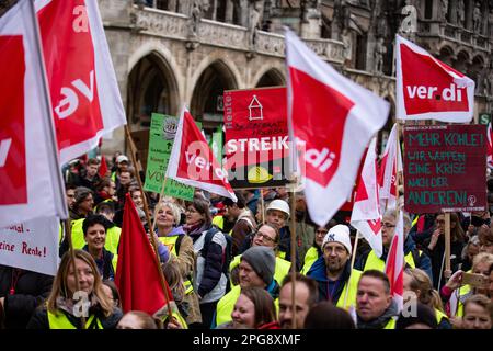 Am 21. März 2023 versammelten sich 6000 Mitarbeiter des öffentlichen Sektors in München, Deutschland, um gegen eine riesige Kundgebung der Gewerkschaft ver.di zu protestieren, bei der 10,5% und mindestens 500 Euro höhere Löhne gefordert wurden. (Foto: Alexander Pohl/Sipa USA) Stockfoto