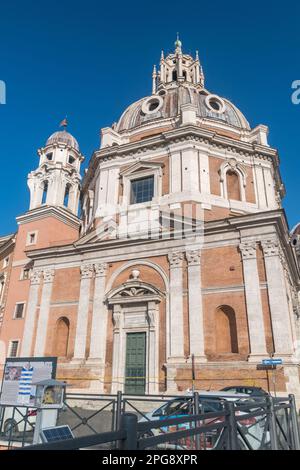 Rom, Italien - 7. Dezember 2022: Die Kirche Santa Maria di Loreto, entworfen von Antonio da Sangallo dem Jüngeren. Stockfoto