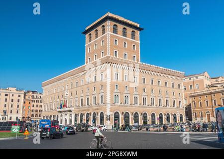 Rom, Italien - 7. Dezember 2022: Allgemeines Versicherungsgebäude (Palazzo delle Assicurazioni Generali). Stockfoto