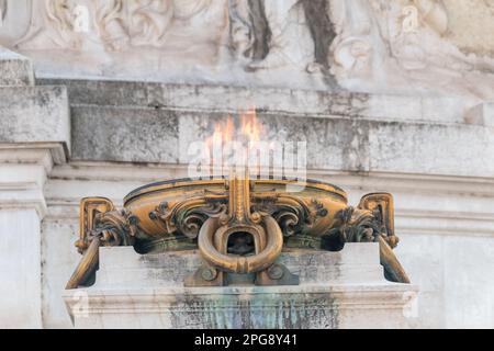 Rom, Italien - 7. Dezember 2022: Flamme am Grab des unbekannten Soldaten, unter der Statue der Göttin Roma, in Altare della Patria, Rom. Stockfoto