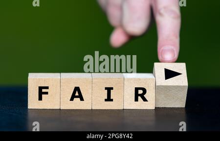 Das Symbol „Play“ in Kombination mit dem Wort „fair“ erzeugt den Ausdruck „fair play“. Stockfoto