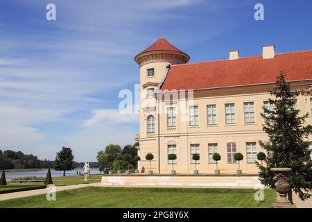 Wunderschöner Blick auf Schloss Rheinsberg am Grienericksee im Sommer. August 1 2020 Stockfoto