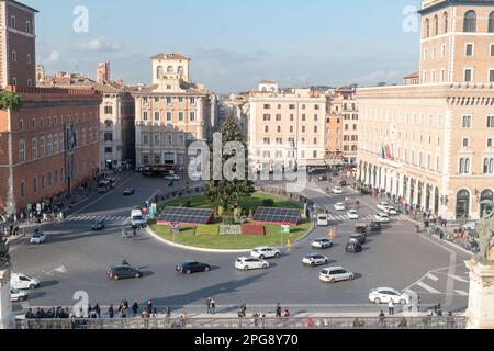 Rom, Italien - 7. Dezember 2022: Piazza Venezia, vom Denkmal für Vittorio Emanuele II mit Palazzo Venezia aus gesehen. Stockfoto