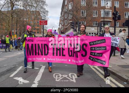 London, Großbritannien. 21. März 2023 Die Mitglieder der University and College Union (UCU) marschierten außerhalb der University of London, während die Universitätsmitarbeiter weiterhin Streiks um Gehälter und Arbeitsbedingungen führten. Kredit: Vuk Valcic/Alamy Live News Stockfoto