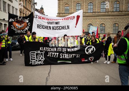 Am 21. März 2023 versammelten sich 6000 Mitarbeiter des öffentlichen Sektors in München, Deutschland, um gegen eine riesige Kundgebung der Gewerkschaft ver.di zu protestieren, bei der 10,5% und mindestens 500 Euro höhere Löhne gefordert wurden. (Foto: Alexander Pohl/Sipa USA) Stockfoto