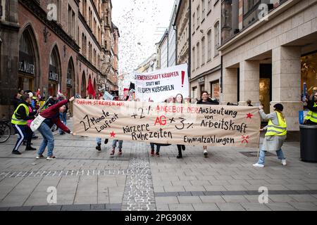 Am 21. März 2023 versammelten sich 6000 Mitarbeiter des öffentlichen Sektors in München, Deutschland, um gegen eine riesige Kundgebung der Gewerkschaft ver.di zu protestieren, bei der 10,5% und mindestens 500 Euro höhere Löhne gefordert wurden. (Foto: Alexander Pohl/Sipa USA) Stockfoto