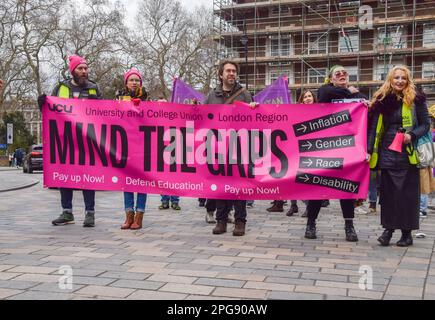 London, Großbritannien. 21. März 2023 Die Mitglieder der University and College Union (UCU) marschierten außerhalb der University of London, während die Universitätsmitarbeiter weiterhin Streiks um Gehälter und Arbeitsbedingungen führten. Kredit: Vuk Valcic/Alamy Live News Stockfoto