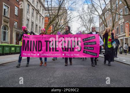 London, Großbritannien. 21. März 2023 Die Mitglieder der University and College Union (UCU) marschierten außerhalb der University of London, während die Universitätsmitarbeiter weiterhin Streiks um Gehälter und Arbeitsbedingungen führten. Kredit: Vuk Valcic/Alamy Live News Stockfoto