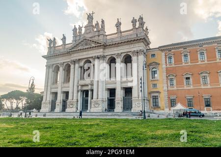 Rom, Italien - 7. Dezember 2022: Die Erzbasilika Kathedrale des Heiligen Erlösers und des Heiligen Johannes des Täufers und Johannes des Evangelisten in der späteren Zeit Stockfoto