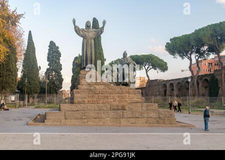 Rom, Italien - 7. Dezember 2022: Denkmal des Heiligen Franziskus von Assisi. Stockfoto