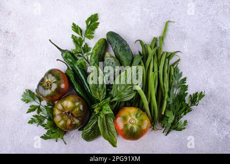 Auswahl an gelben und roten Gemüse und Früchten Stockfoto