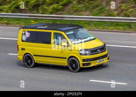 2019 Gelb VW VOLKSWAGEN TRANSPORTER T28 STARTLINE TDI P/V-Minibus, mit privatem Nummernschild; Fahrt auf der Autobahn M6, Großbritannien Stockfoto