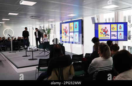 St. Denis. 21. März 2023. Besucher nehmen an einer Pressekonferenz zum Freiwilligenprogramm der Olympischen und Paralympischen Spiele 2024 in Paris am 21. März 2023 in Saint-Denis, Frankreich, Teil. Kredit: Gao Jing/Xinhua/Alamy Live News Stockfoto