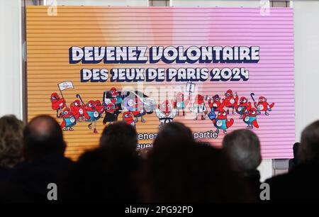 St. Denis. 21. März 2023. Besucher nehmen an einer Pressekonferenz zum Freiwilligenprogramm der Olympischen und Paralympischen Spiele 2024 in Paris am 21. März 2023 in Saint-Denis, Frankreich, Teil. Kredit: Gao Jing/Xinhua/Alamy Live News Stockfoto