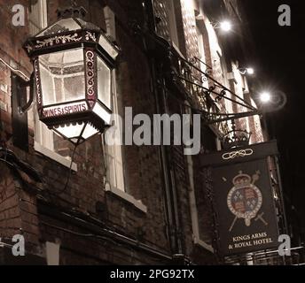 Sepia High Street, Kings Arms & Royal Hotel, Godalming, Waverley, Surrey, England, Großbritannien, GU7 1EB, nachts Stockfoto