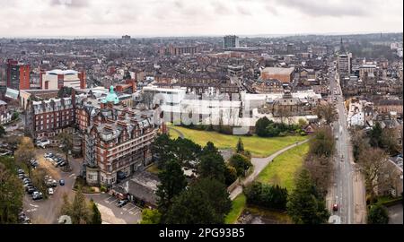 Das Harrogate Convention Centre und die Ausstellungsgebäude in der viktorianischen Architektur des Majestic Hotels in North Yorkshire sind aus der Vogelperspektive zu sehen Stockfoto