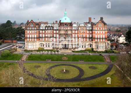 HARROGATE, GROSSBRITANNIEN - 18. MÄRZ 2023. Ein Luftblick auf die Frontfassade des Majestic Hotels in Harrogate, North Yorkshire, ein Beispiel für Victoria Stockfoto