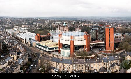 Das Harrogate Convention Centre und die Ausstellungsgebäude inmitten der viktorianischen Architektur der Kurstadt Yorkshire sind aus der Vogelperspektive zu sehen Stockfoto