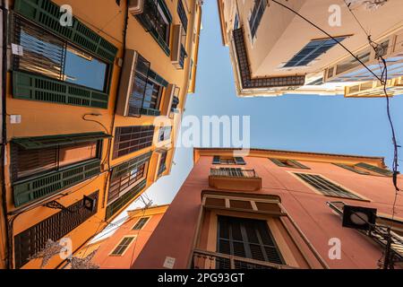 Blick aus der Wurmperspektive auf eine Ecke in der Straße Costa d'en Brossa im historischen Stadtzentrum von Palma, Mallorca, Balearen, Spanien, Europa Stockfoto