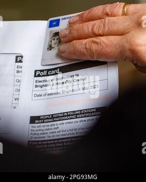 Eine Frau, die ihren Führerschein als Lichtbildausweis trägt, muss bei den bevorstehenden kommunalwahlen im Vereinigten Königreich wählen Stockfoto