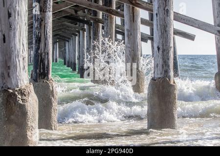 Unter dem Newport Beach Pier Stockfoto