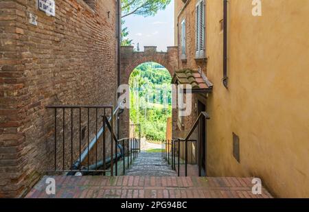 San Miniato, Region Toskana. Enge Gasse im historischen Zentrum der mittelalterlichen Stadt - Italien - Europa - malerische Ecke in San Miniato Stockfoto