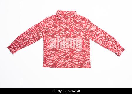 Stillleben. Im Studio wurde das pinkfarbene und weiße Hemd einer Frau mit Manschettenknöpfen flach gelegt Stockfoto