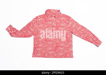 Stillleben. Im Studio wurde das pinkfarbene und weiße Hemd einer Frau mit Manschettenknöpfen flach gelegt Stockfoto