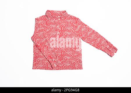 Stillleben. Im Studio wurde das pinkfarbene und weiße Hemd einer Frau mit Manschettenknöpfen flach gelegt Stockfoto