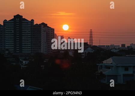 Bangkok, Thailand. 21. März 2023. Sonnenuntergang über dem Vorort Bangkok. (Foto: Varuth Pongsapipatt/SOPA Images/Sipa USA) Guthaben: SIPA USA/Alamy Live News Stockfoto