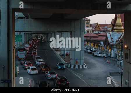 Bangkok, Thailand. 21. März 2023. Stau auf der Straße unter der staatlichen Eisenbahnstrecke im Vorort Bangkok. (Foto: Varuth Pongsapipatt/SOPA Images/Sipa USA) Guthaben: SIPA USA/Alamy Live News Stockfoto