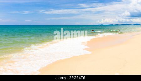 Sandstrand mit Kanus in Phu Quoc in der Nähe von Duong Dong, Vietnam Stockfoto