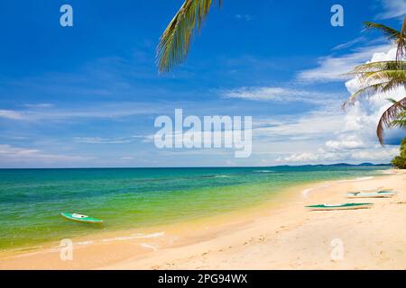 Sandstrand mit Kanus in Phu Quoc in der Nähe von Duong Dong, Vietnam Stockfoto