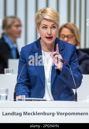 Schwerin, Deutschland. 21. März 2023. Manuela Schwesig (SPD), Ministerpräsidentin von Mecklenburg-Vorpommern, spricht auf der Dringlichkeitssitzung des staatsparlaments Mecklenburg-Vorpommern. Die Debatte über die Mecklenburg-Vorpommern-Klimastiftung beschäftigt das staatliche parlament in der laufenden Sitzungswoche weiterhin. In der Notstandssitzung wollen die Oppositionsparteien den Aufgabenbereich des Untersuchungsausschusses in dieser Angelegenheit erweitern. Kredit: Jens Büttner/dpa/Alamy Live News Stockfoto