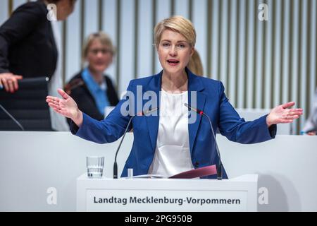 Schwerin, Deutschland. 21. März 2023. Manuela Schwesig (SPD), Ministerpräsidentin von Mecklenburg-Vorpommern, zeigt die Präambel der Mecklenburg-Vorpommern-Stiftung Klima- und Umweltschutz während ihrer Rede auf der Dringlichkeitssitzung des Mecklenburg-Vorpommern-landesparlaments. Die Debatte über die Mecklenburg-Vorpommern-Klimastiftung beschäftigt das staatliche parlament in der laufenden Sitzungswoche weiterhin. In der Dringlichkeitssitzung wollen die Oppositionsparteien den Untersuchungsausschuss in dieser Angelegenheit ausweiten. Kredit: Jens Büttner/dpa/Alamy Live News Stockfoto