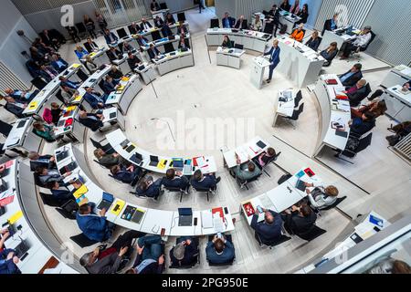 Schwerin, Deutschland. 21. März 2023. Manuela Schwesig (SPD), Ministerpräsidentin von Mecklenburg-Vorpommern, spricht auf der Dringlichkeitssitzung des staatsparlaments Mecklenburg-Vorpommern. Die Debatte über die Mecklenburg-Vorpommern-Klimastiftung beschäftigt das staatliche parlament in der laufenden Sitzungswoche weiterhin. In der Notstandssitzung wollen die Oppositionsparteien den Aufgabenbereich des Untersuchungsausschusses in dieser Angelegenheit erweitern. Kredit: Jens Büttner/dpa/Alamy Live News Stockfoto