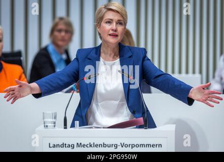 Schwerin, Deutschland. 21. März 2023. Manuela Schwesig (SPD), Ministerpräsidentin von Mecklenburg-Vorpommern, spricht auf der Dringlichkeitssitzung des staatsparlaments Mecklenburg-Vorpommern. Die Debatte über die Mecklenburg-Vorpommern-Klimastiftung beschäftigt das staatliche parlament in der laufenden Sitzungswoche weiterhin. In der Notstandssitzung wollen die Oppositionsparteien den Aufgabenbereich des Untersuchungsausschusses in dieser Angelegenheit erweitern. Kredit: Jens Büttner/dpa/Alamy Live News Stockfoto