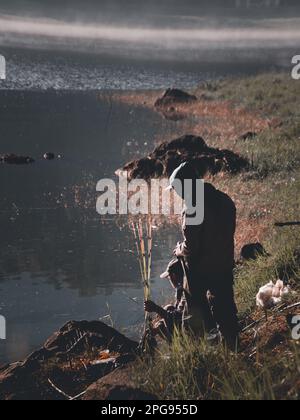In einer Natur, die sich in einem See befindet, gibt es mehrere menschliche Aktivitäten, einige gehen fischen, andere arbeiten, nämlich Menschen auf dem See zu überqueren Stockfoto