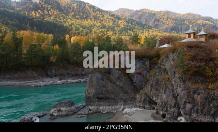 Kirche auf einer Steininsel in der Nähe des Flusses Katun unter einem Berg in Altai in Russland im Herbst. Stockfoto