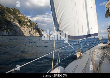 barca a vela, capo d'orso, costa amalfitana, positano, salerno, kampanien, italien, Stockfoto