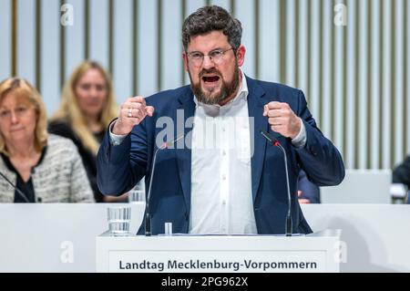 Schwerin, Deutschland. 21. März 2023. Julian Barlen, Vorsitzender der SPD-Fraktion im landesparlament Mecklenburg-Vorpommern, hat während seiner Rede auf der Notstandssitzung des landesparlaments Mecklenburg-Vorpommern Gesten geübt. Die Debatte über die Mecklenburg-Vorpommern-Klimastiftung beschäftigt das staatliche parlament in der laufenden Sitzungswoche weiterhin. In der Notstandssitzung wollen die Oppositionsparteien den Aufgabenbereich des Untersuchungsausschusses in dieser Angelegenheit erweitern. Kredit: Jens Büttner/dpa/Alamy Live News Stockfoto