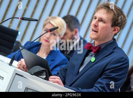 Schwerin, Deutschland. 21. März 2023. Hannes Damm, Mitglied der Grünen Partei im staatsparlament, wird von Manuela Schwesig (SPD), Ministerpräsidentin von Mecklenburg-Vorpommern, während seiner Rede auf der Dringlichkeitssitzung des staatsparlaments von Mecklenburg-Vorpommern beobachtet. Die Debatte über die Mecklenburg-Vorpommern-Klimastiftung beschäftigt das staatliche parlament in der laufenden Sitzungswoche weiterhin. In der Dringlichkeitssitzung wollen die Oppositionsparteien den Untersuchungsausschuss in dieser Angelegenheit ausweiten. Kredit: Jens Büttner/dpa/Alamy Live News Stockfoto