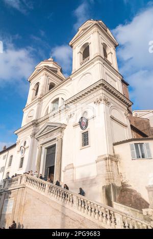 Rom, Italien - 8. Dezember 2022: Fassade der Kirche der Heiligen Dreifaltigkeit auf den Bergen (Chiesa della Santissima Trinita dei Monti). Stockfoto