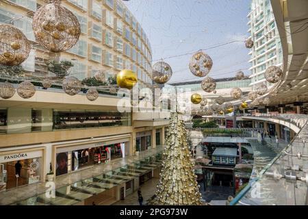 Mexiko-Stadt, mehrstöckig, Polanco Antara, gehobenes Open-Air-Einkaufszentrum, Weihnachtsbaum-Dekoration, Hochhaus-Wolkenkratzer Stockfoto