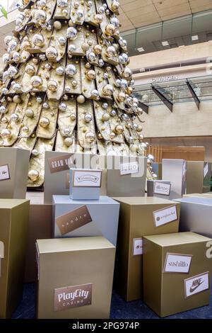 Mexiko-Stadt, Polanco Antara, gehobenes Open-Air-Einkaufszentrum, künstliche Weihnachtsbaumdekoration präsentiert Kisten Marken, innen Stockfoto